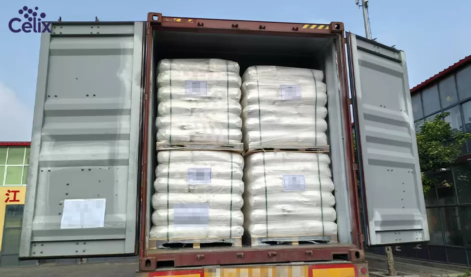 Celix Cellulose 물류 팀이 글로벌 수출용 팔레트 적재 HPMC의 최종 품질 검사를 수행하고 있습니다.